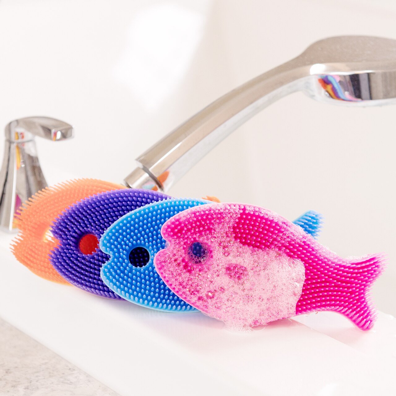 Silicone Mini Fish Scrub with Suction Innobaby Bathin' Smart